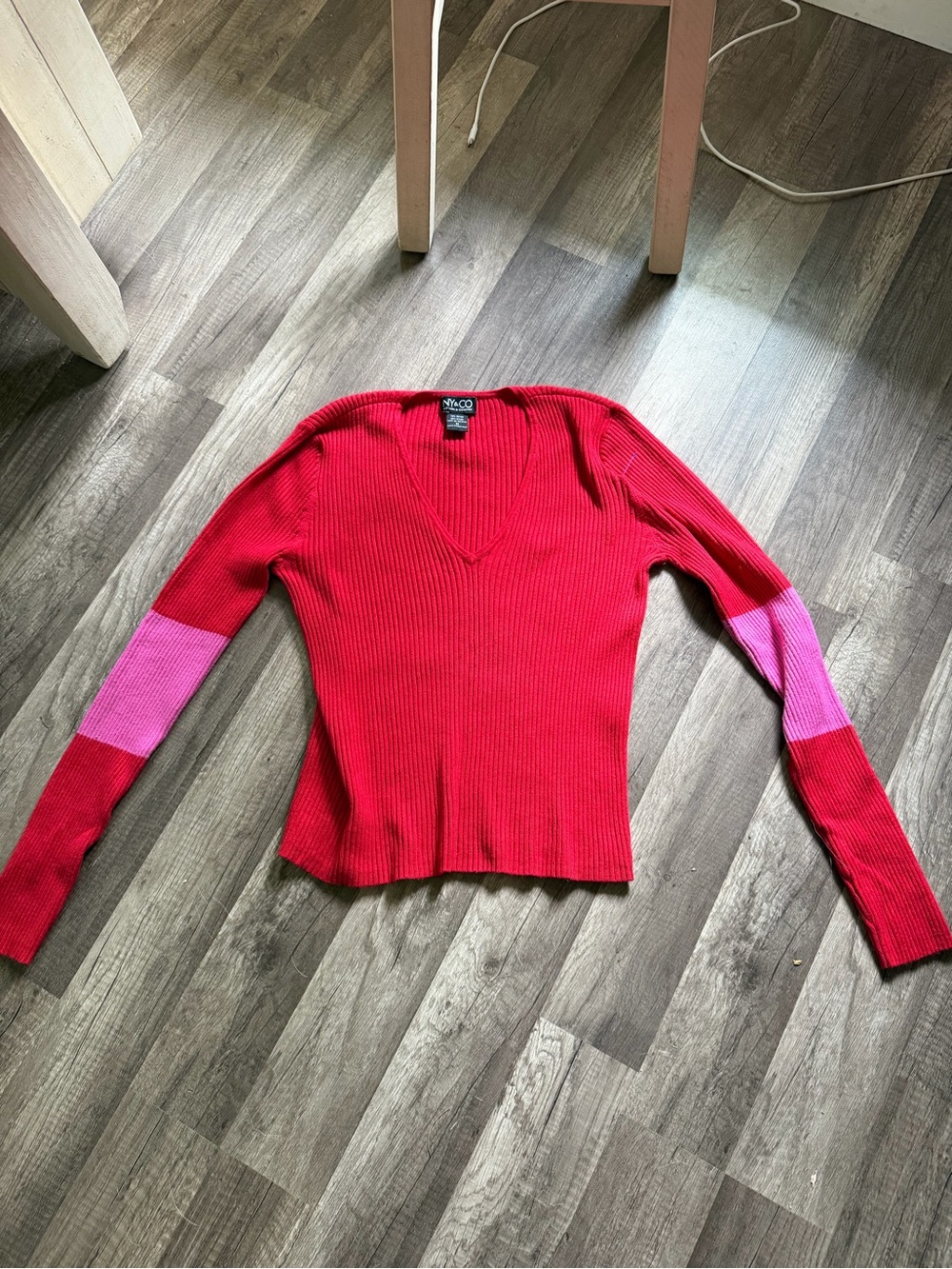 New York & Company Red V-Neck Ribbed Sweater with Pink Sleeve Panels